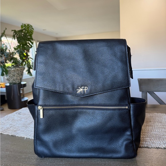 dollaro pebble leather backpack Mini Crossbody CamelBak Aventura Depth_5.50 Elevate your professional style Colour:Morning Dove/Dark Shadow